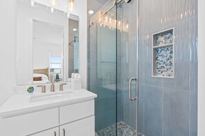 Badewanne, Haartrockner, Handtücher