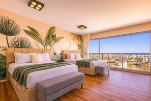 Studio Keluarga, 2 Tempat Tidur Queen, balkon | 1 kamar tidur, brankas, meja kerja, dan ruang kerja ramah laptop