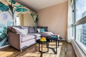 Comfort-lejlighed | Stue | 50-tommers smart-tv med kabelkanaler, tv