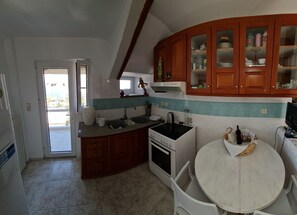 Fridge, oven, coffee/tea maker, electric kettle