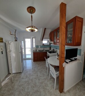 Fridge, oven, coffee/tea maker, electric kettle