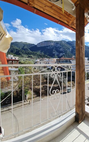 Ανακαινισμένο loft,2ου ορόφου,θέα στη θάλασσα και το βουνό,150μ από την θάλασσα.