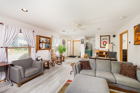 TV connectée, livres, chaîne hi-fi