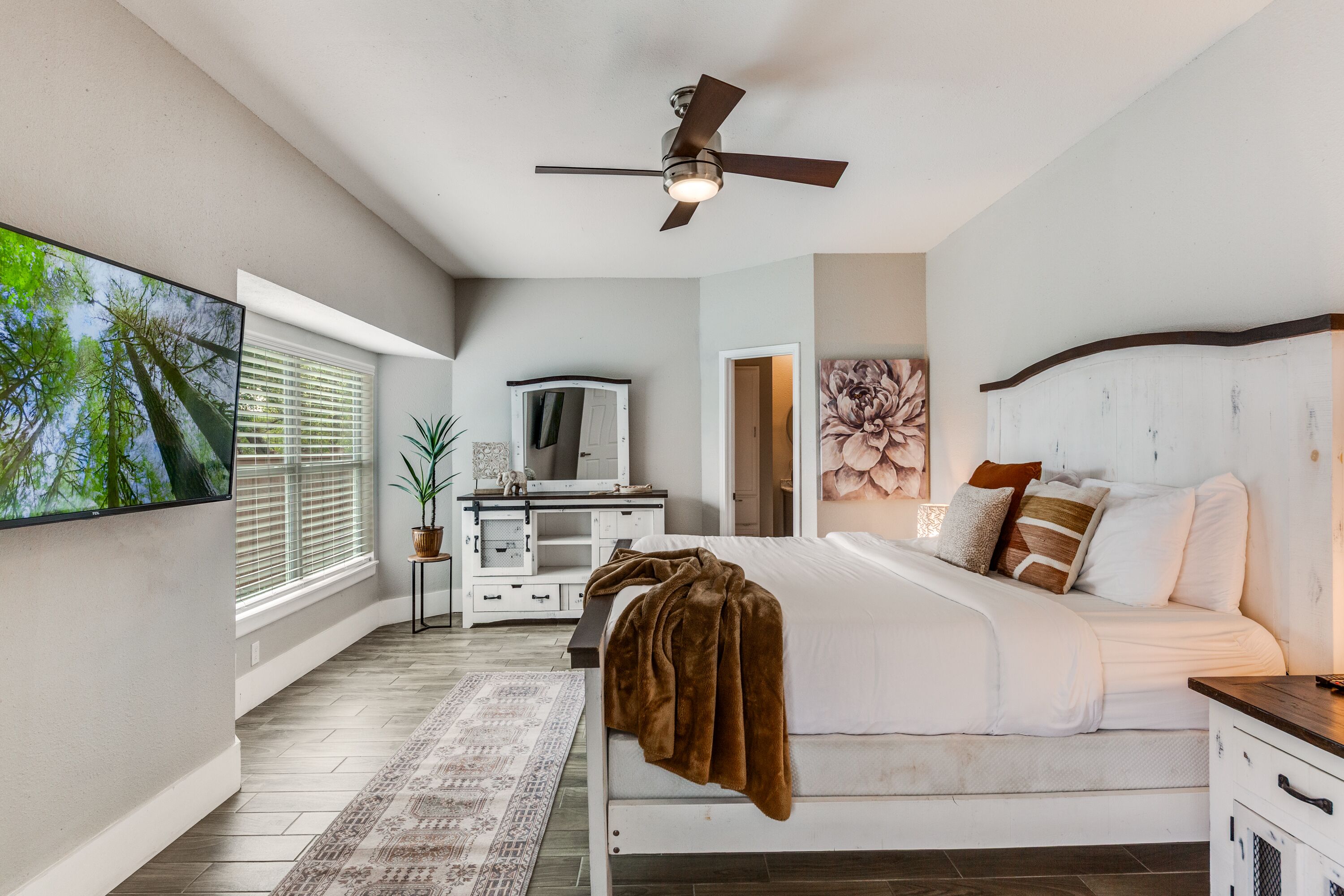 4 chambres, bureau, fer et planche à repasser, lit parapluie