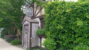 Un bâtiment en bois sur lequel on peut lire l’inscription : « The Knot ».