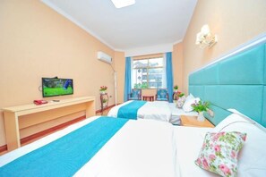 A hotel room with two beds, a TV on a stand, a desk, and a window with curtains. - Lezhi Hotel (Hengyang Hengshan Scenic Area Entrance) (Hengyang)