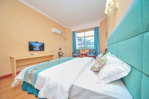 A hotel room with a bed, a TV, a desk, and a window with curtains. - Lezhi Hotel (Hengyang Hengshan Scenic Area Entrance) (Hengyang)