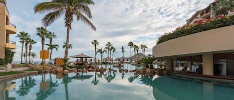 温水プール、プール パラソル