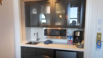 Fridge, microwave, dishwasher, coffee/tea maker