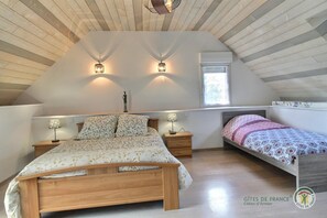 4 bedrooms, iron/ironing board, free WiFi, bed sheets