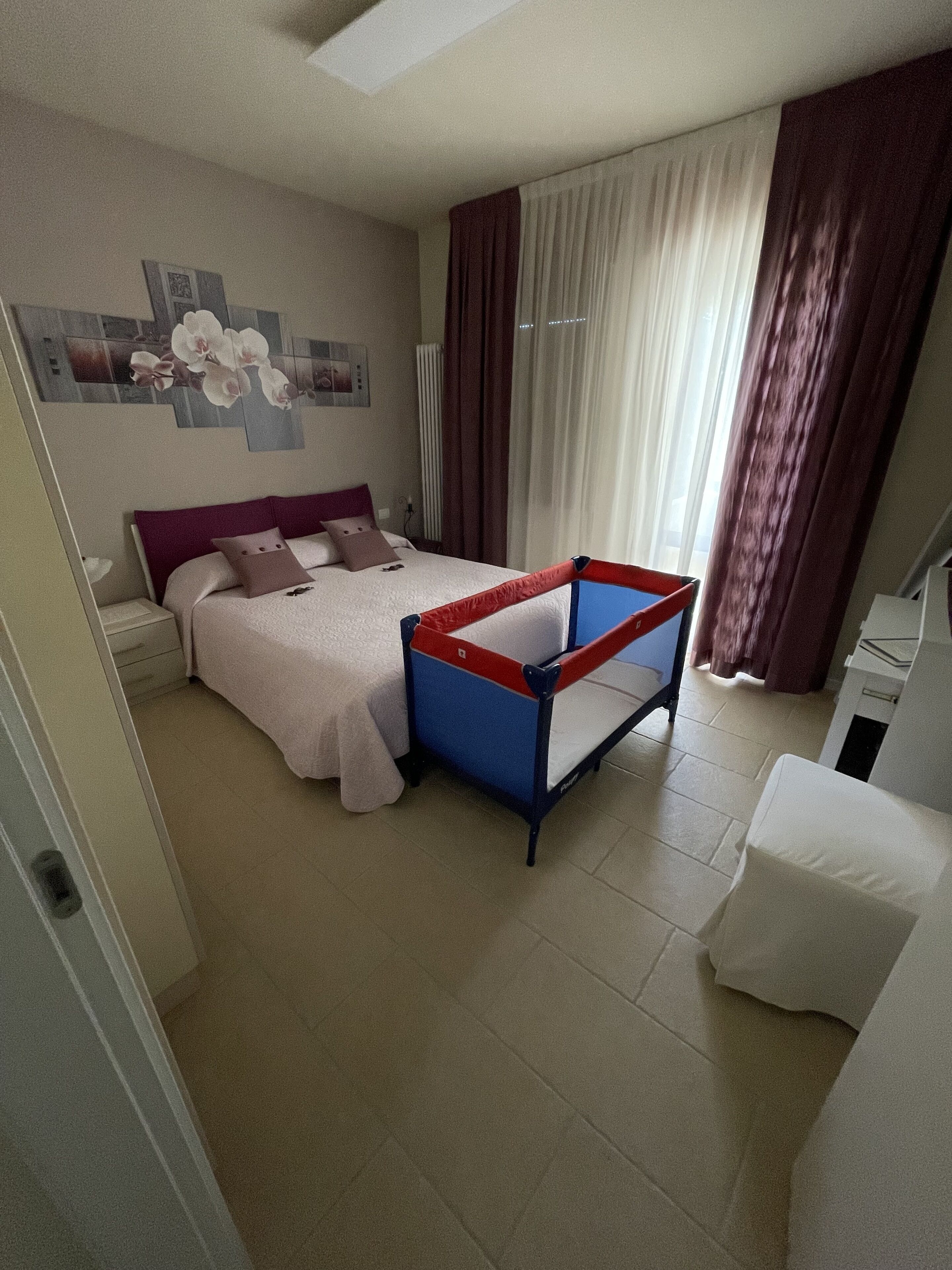 1 室のベッドルーム、セーフティボックス (室内)、デスク、アイロン / アイロン台