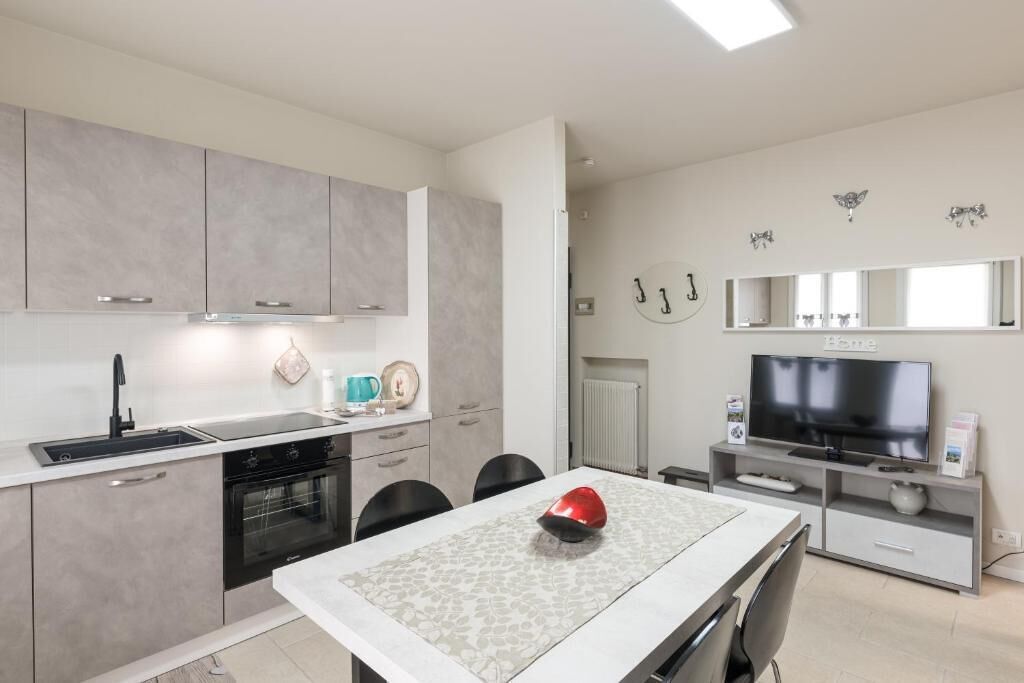 Coffee/tea maker, fridge, oven, stovetop