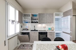 Coffee/tea maker, fridge, oven, stovetop - Sally's Little House - Apartment in Asolo (Villa d’Asolo)
