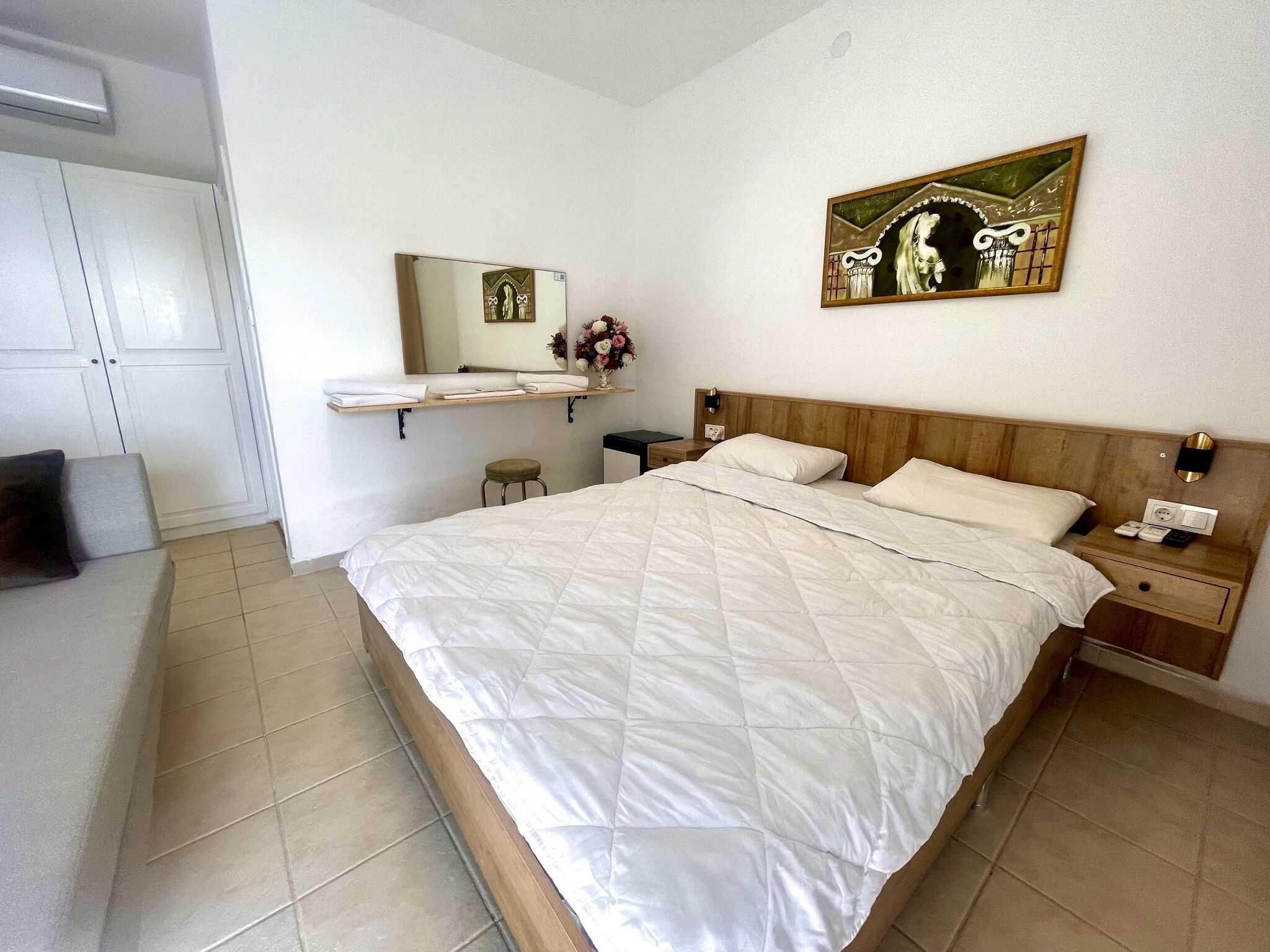 Minibar, desk, soundproofing, free WiFi