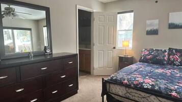 4 bedrooms, desk, WiFi (free), bed sheets