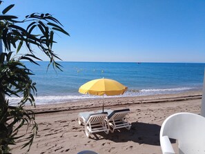 Plage à proximité, chaises longues