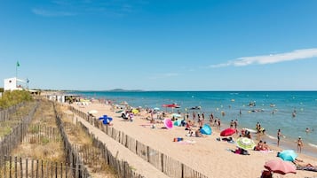 Plage à proximité, chaises longues