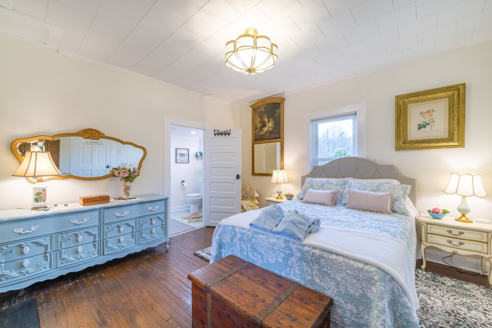 Five Minute Walk from Downtown Sparta!