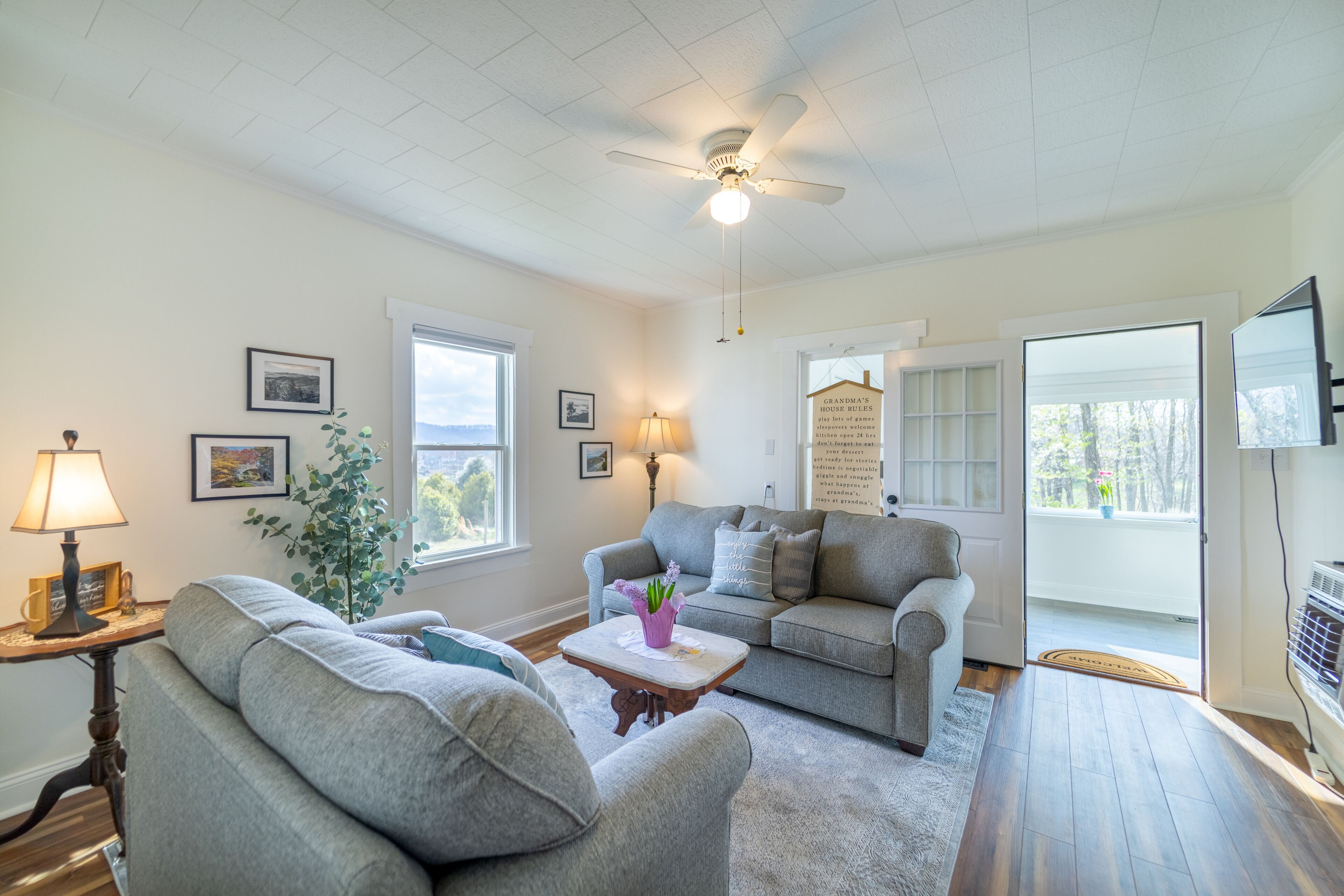 Five Minute Walk from Downtown Sparta!