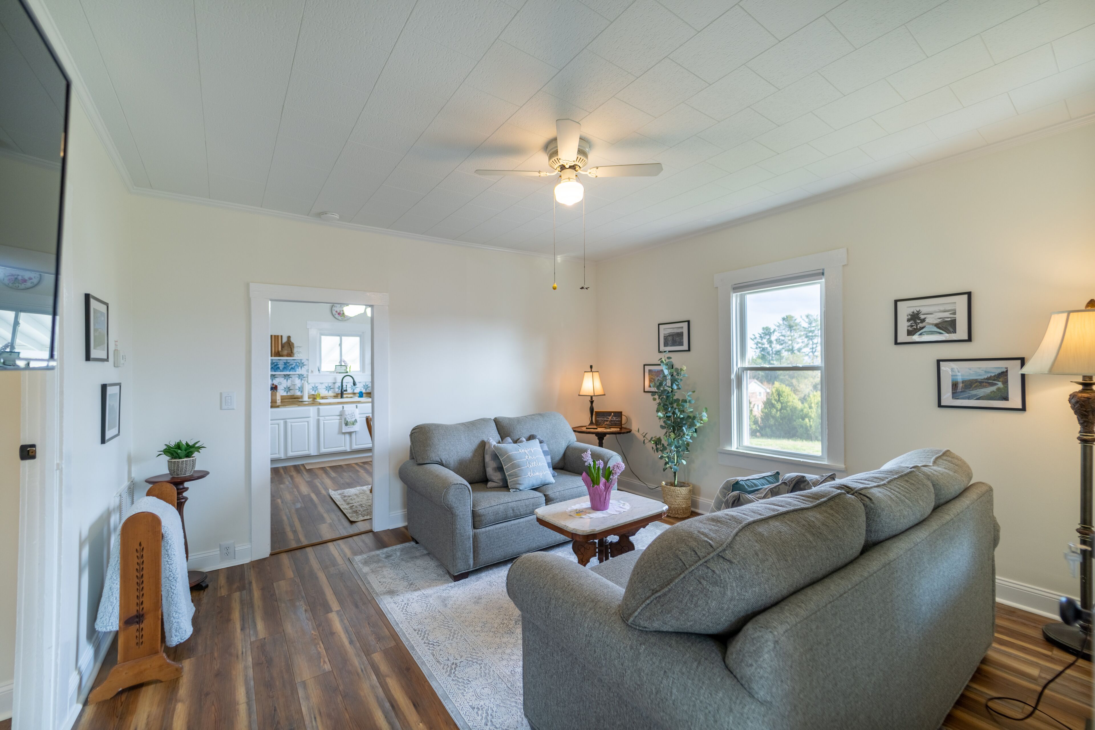 Five Minute Walk from Downtown Sparta!