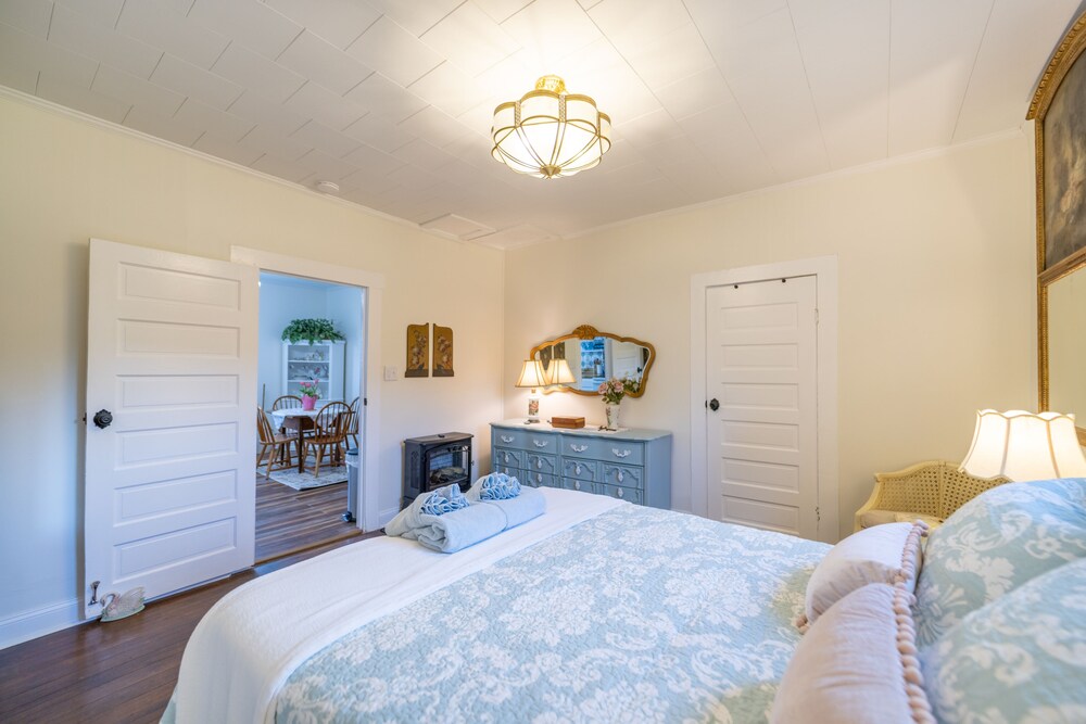 Five Minute Walk from Downtown Sparta! Sparta Vrbo