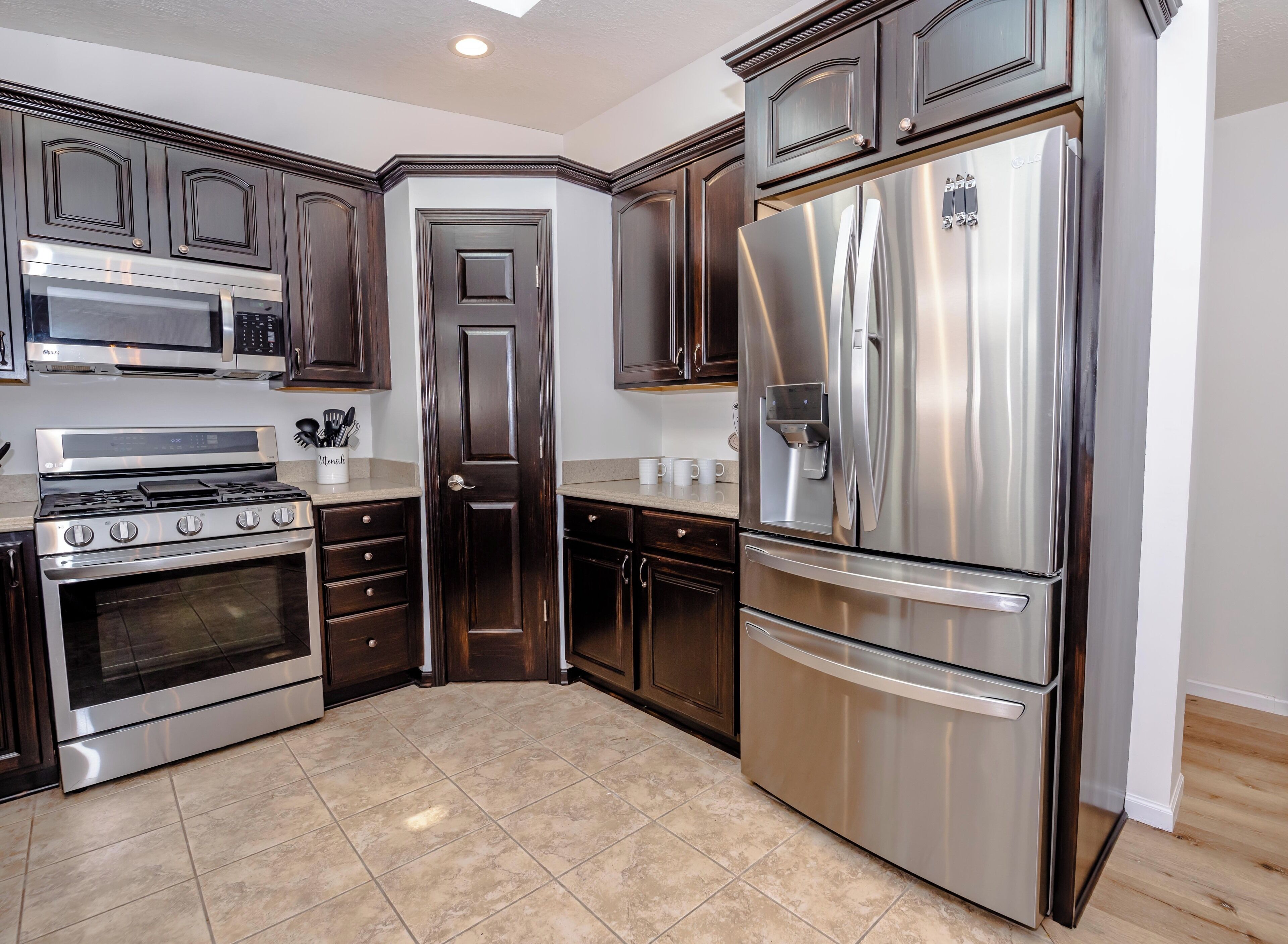 Spacious Family Lakefront Retreat