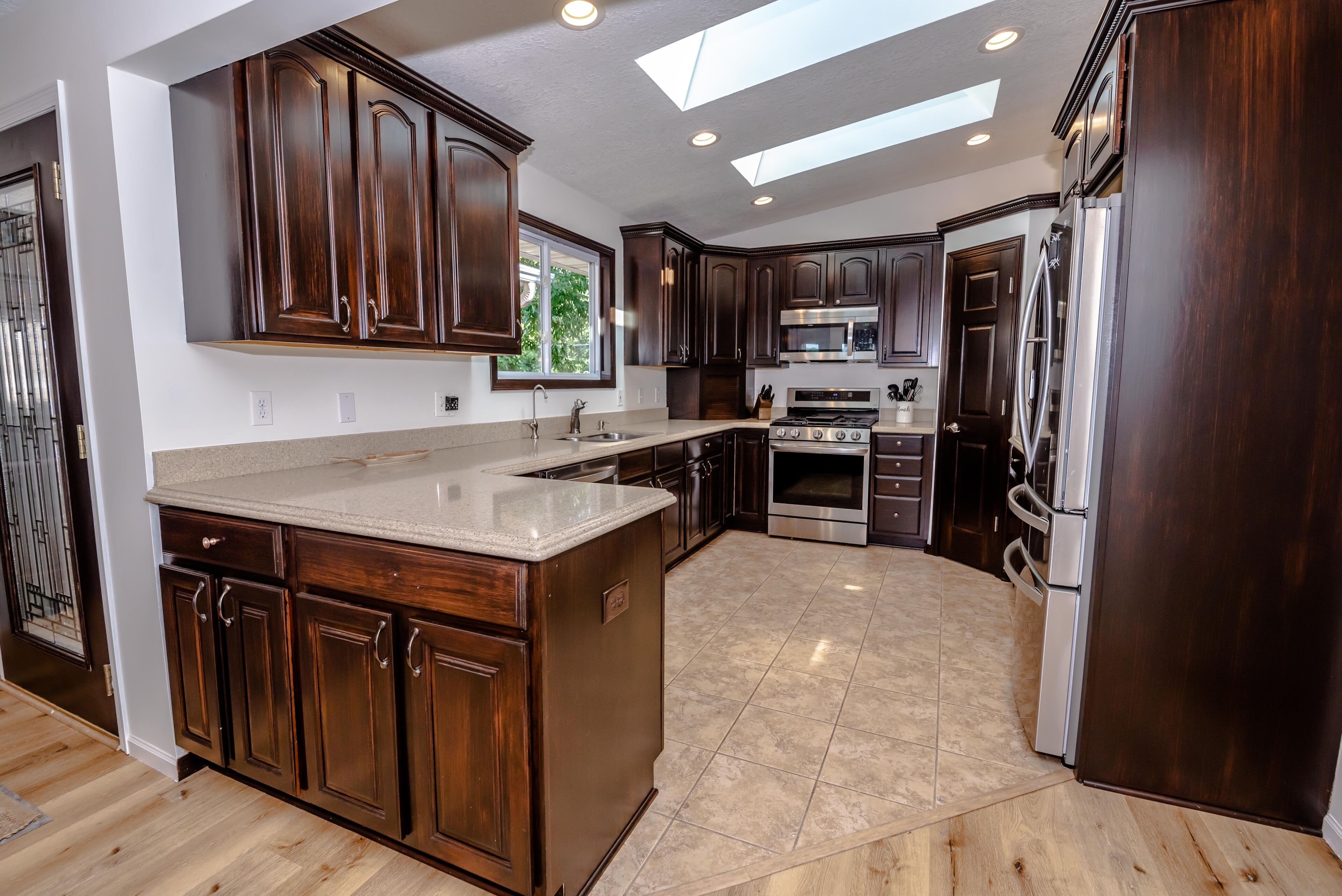 Spacious Family Lakefront Retreat