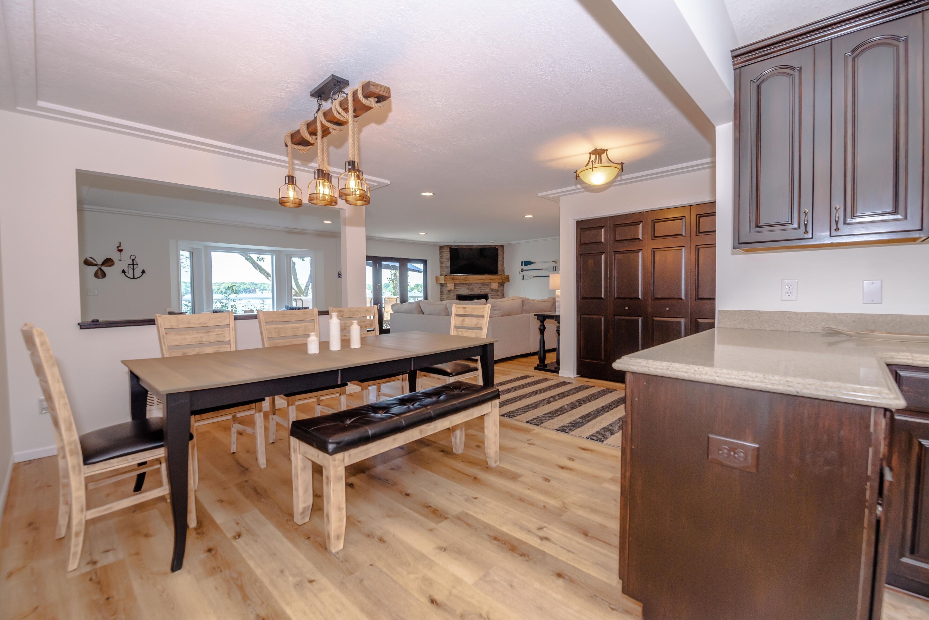 Spacious Family Lakefront Retreat