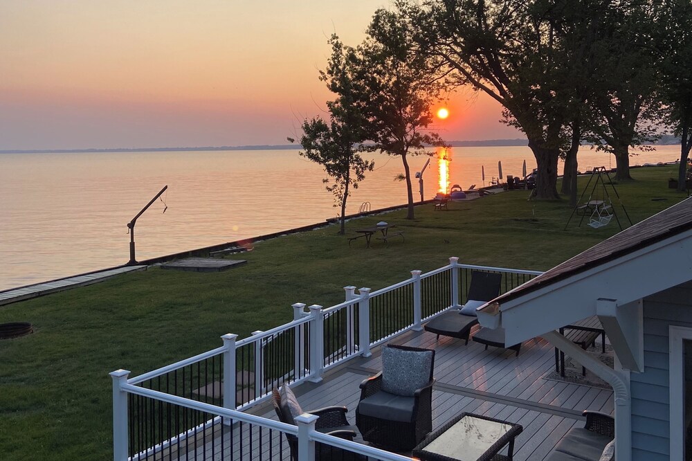 Enjoy Beautiful Sunsets at this Lake House w a HOT TUB, Boat Garage and Game Rm