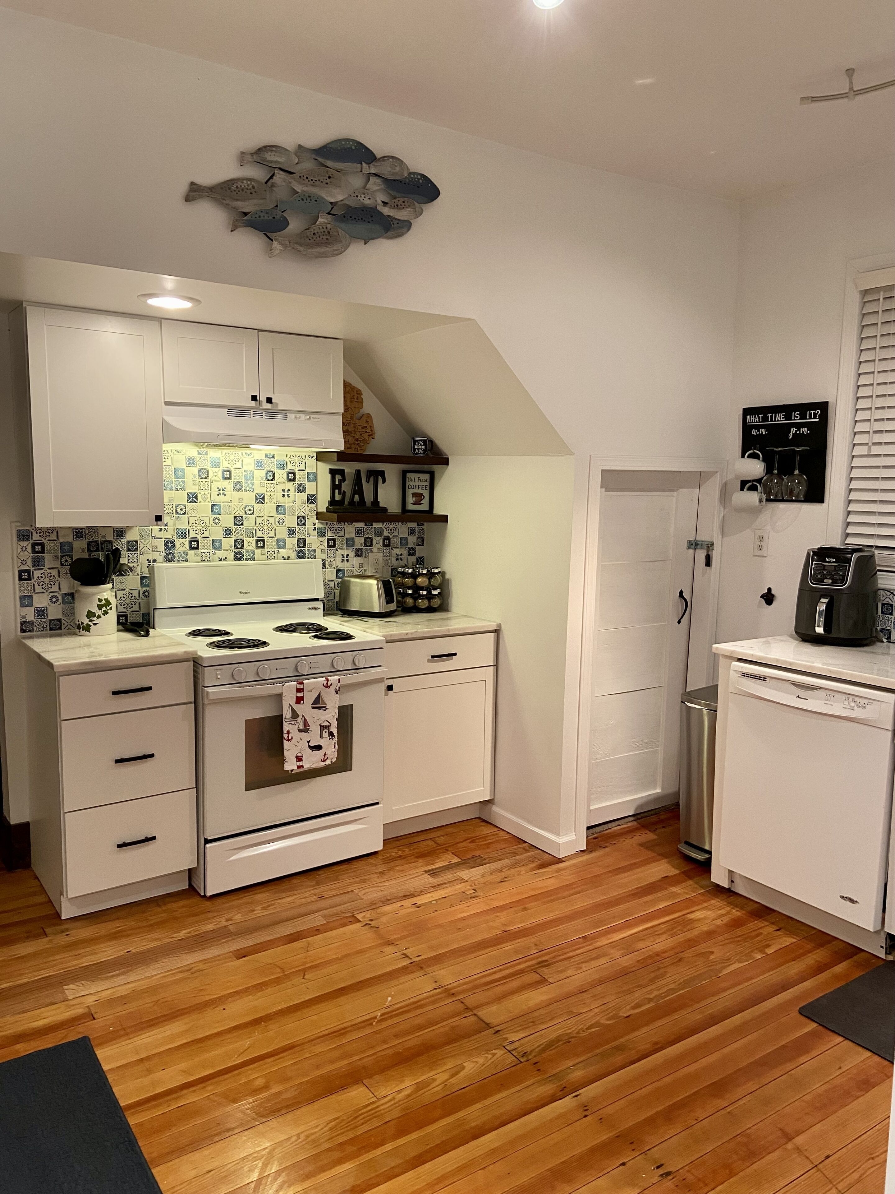 Enjoy Beautiful Sunsets at this Lake House w a HOT TUB, Boat Garage and Game Rm 