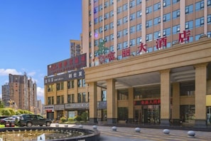 A hotel with a large entrance, multiple floors, and a sign indicating it is a hotel. - Fuli Hotel (Fushun)