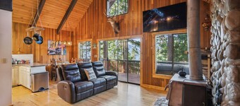 Hot Tub @ Hawkeye's Nest with Peek-A-Boo View