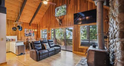 Hot Tub @ Hawkeye's Nest with Peek-A-Boo View