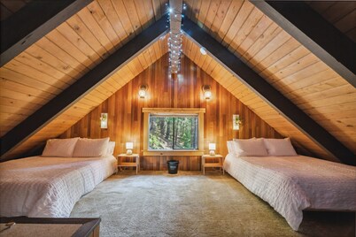 Hot Tub @ Hawkeye's Nest with Peek-A-Boo View