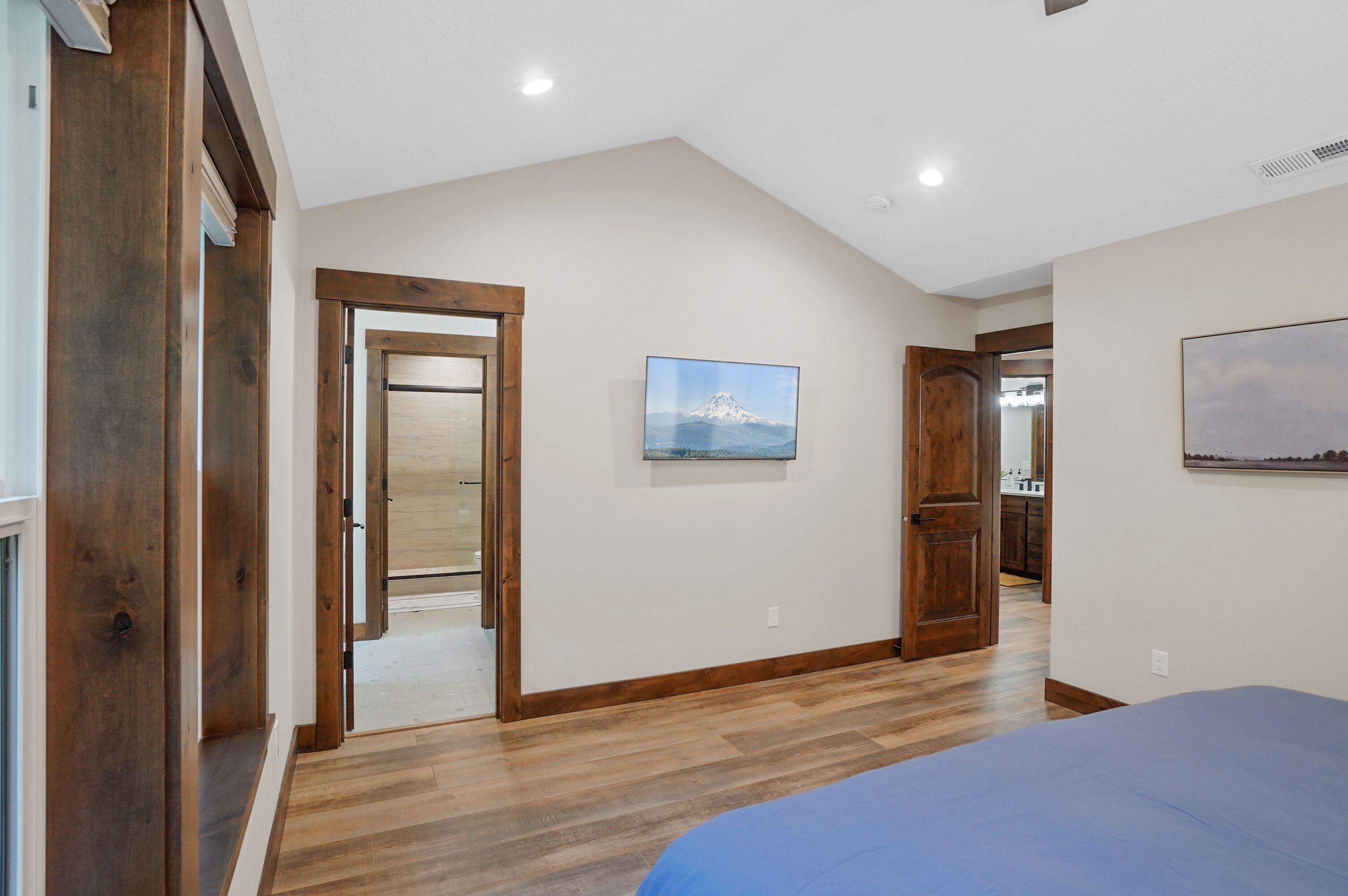 Cheerful 3 bedroom lake home w/ Hot tub