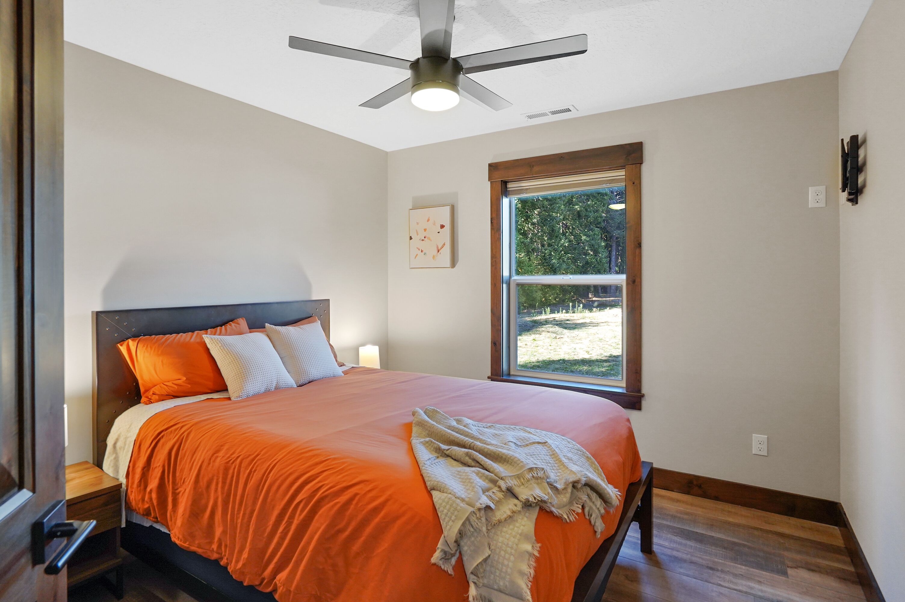 Cheerful 3 bedroom lake home w/ Hot tub