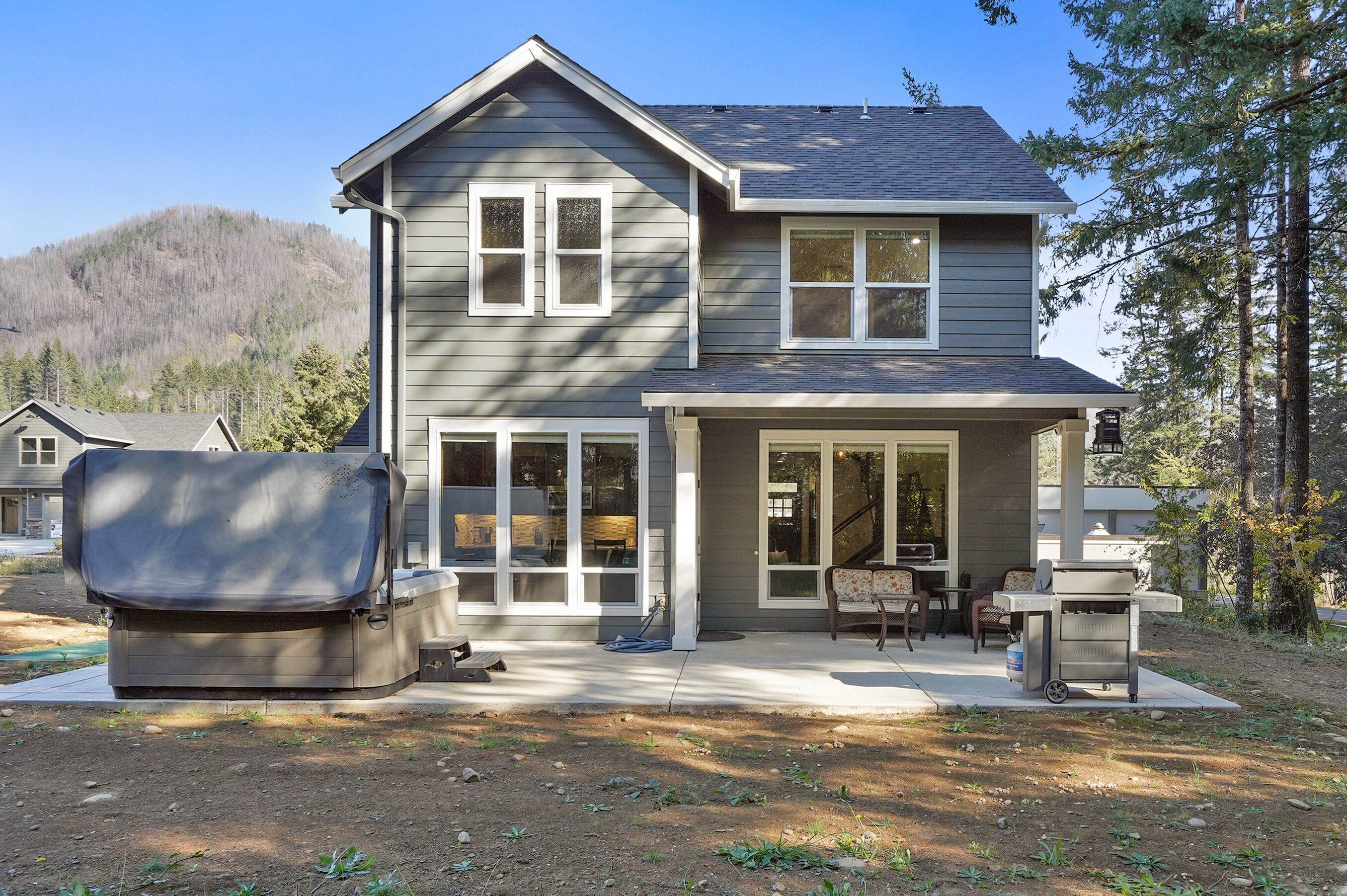 Cheerful 3 bedroom lake home w/ Hot tub