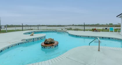 Rockport Condo ~ 6 Mi to Rockport Beach Park!