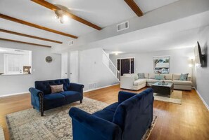 Älytelevisio, pöytäjalkapallopöytä, tietokoneen näyttö