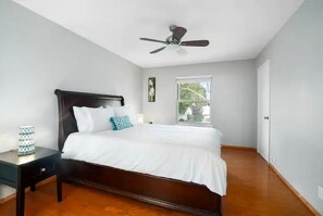 4 habitaciones, escritorio y tabla de planchar con plancha 