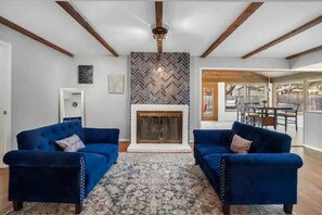 Älytelevisio, pöytäjalkapallopöytä, tietokoneen näyttö