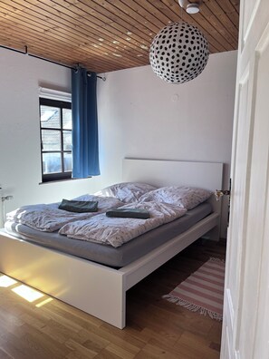 4 bedrooms, desk, free WiFi, bed sheets