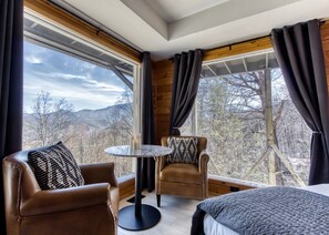 3 bedrooms, desk, iron/ironing board, WiFi