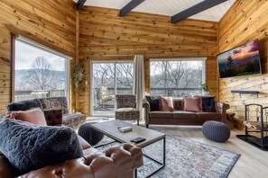 Smart TV, chimenea, futbolito y videoteca 