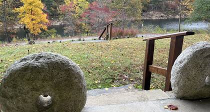 Cabin with private lake access on Cedar Cliff Lake