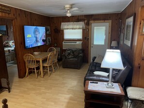TV connectée, lecteur de DVD, livres