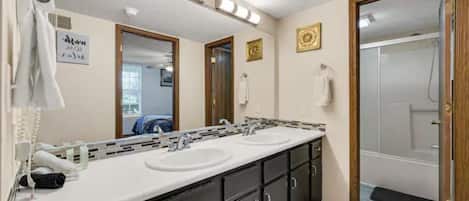 Toallas, jabón, shampoo, papel de baño