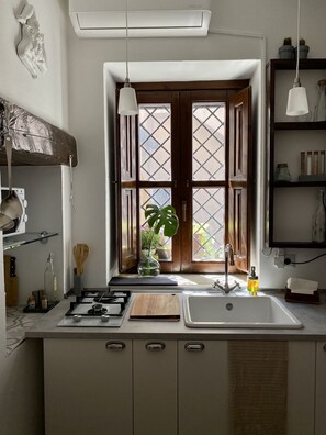 Frigorifero, microonde, piano cottura, macchina per tè/caffè