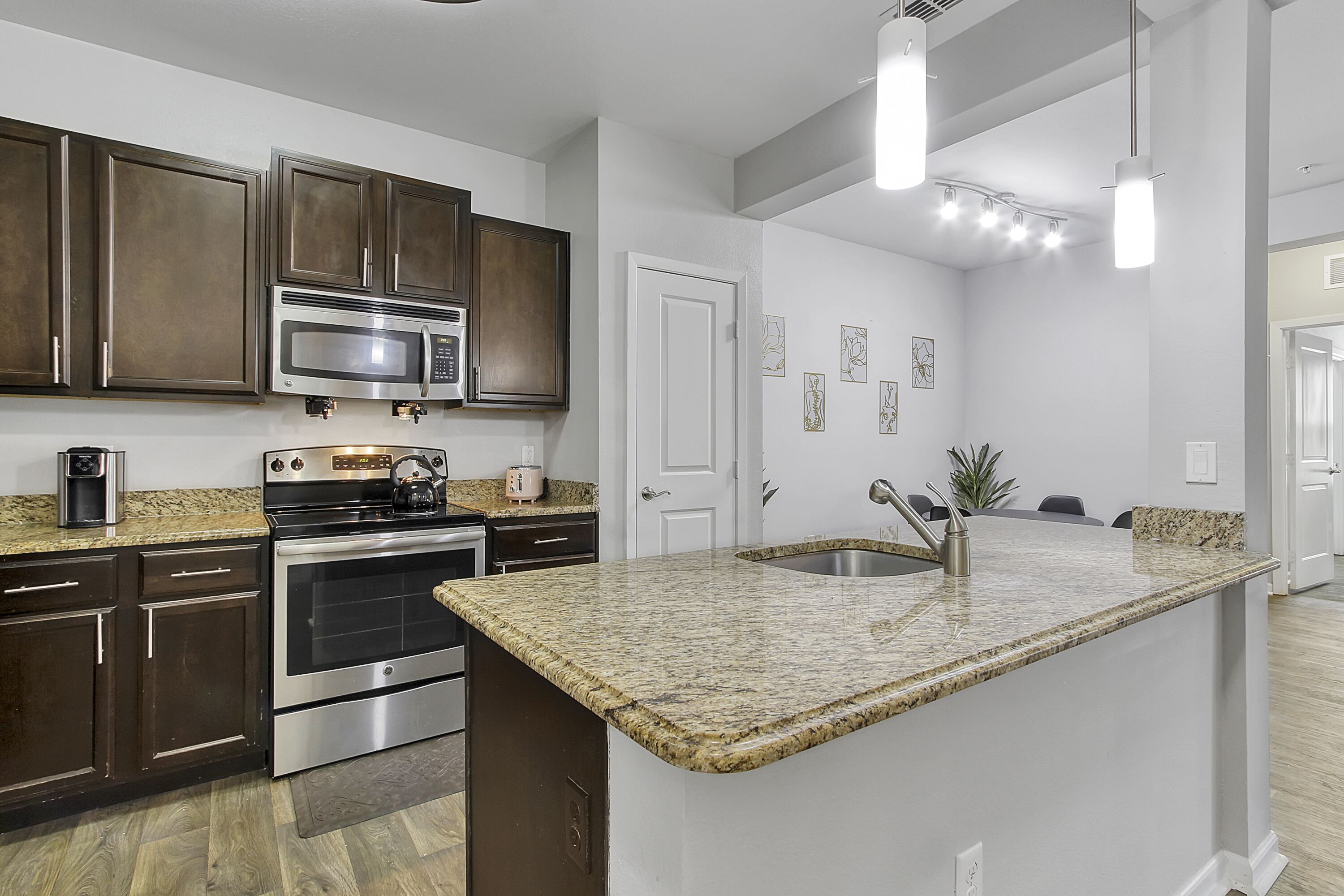 3 Bed Stylish Oasis+Fast WiFi+Pool+Gym