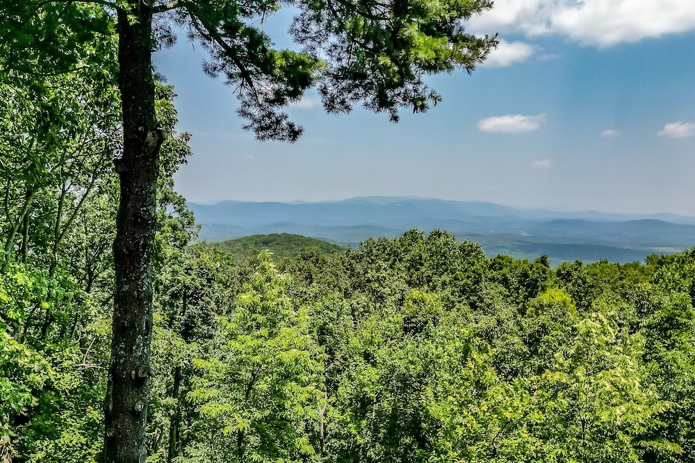 NEW!! COZY with Spectacular & UNIQUE Million $$ Mountain/Waterfall VIEW !